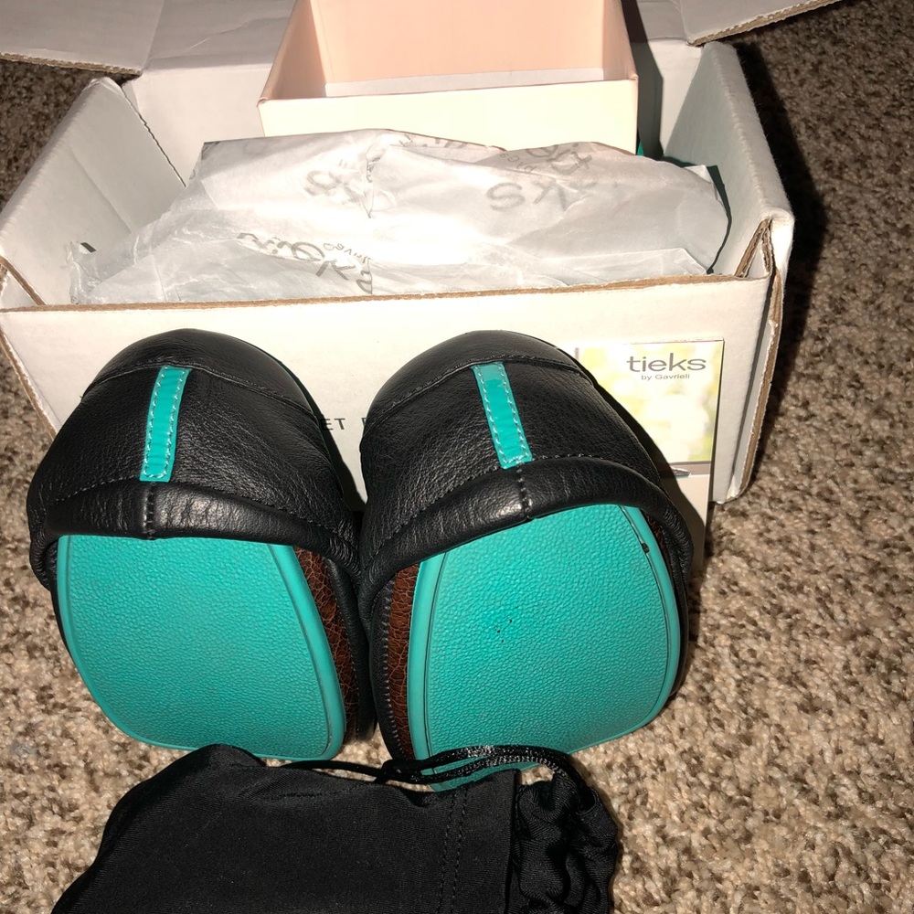 Black leather tieks size 6